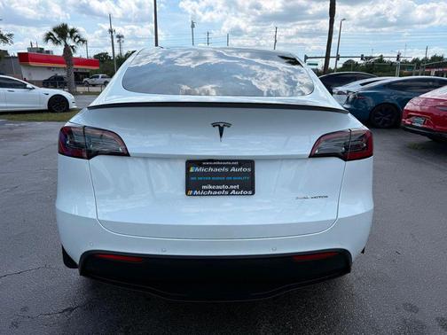 Pearl White Multi-Coat 2022 Tesla Model Y Long Range AWD