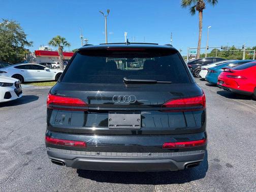 Mythos Black Metallic 2025 Audi Q7 55 Premium Plus