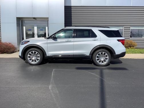 Space White Metallic 2026 Ford Explorer Active
