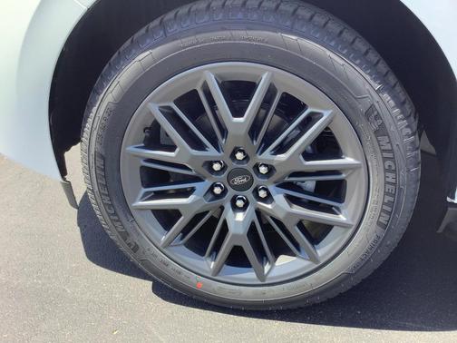 Star White 2026 Ford Expedition Platinum