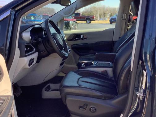 2023 Chrysler Pacifica Touring-L