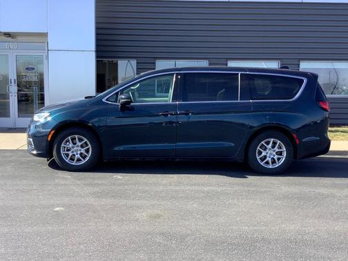 2023 Chrysler Pacifica Touring-L