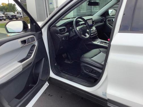 Star White 2024 Ford Explorer XLT