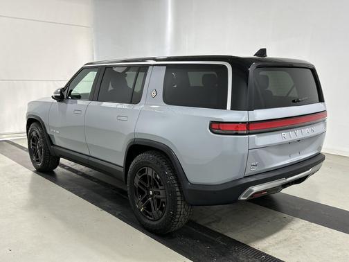 Limestone 2023 Rivian R1S Adventure Package