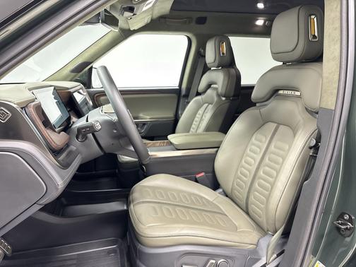 2023 Rivian R1S Adventure
