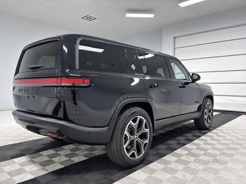 Midnight paint 2025 Rivian R1S Adventure trim