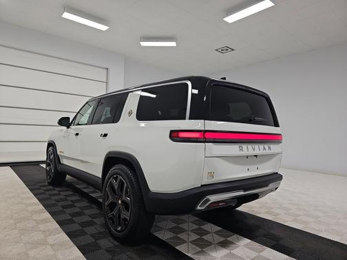 2023 Rivian R1S Adventure
