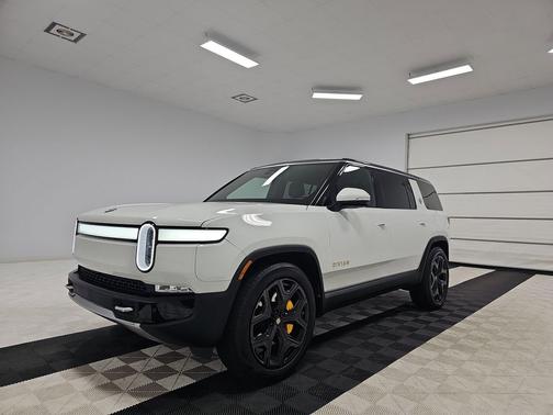 2023 Rivian R1S Adventure