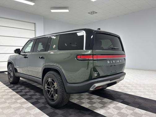 2024 Rivian R1S Adventure Package