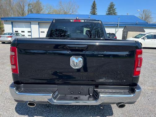 Diamond Black Crystal Pearlcoat 2024 RAM 1500 Laramie