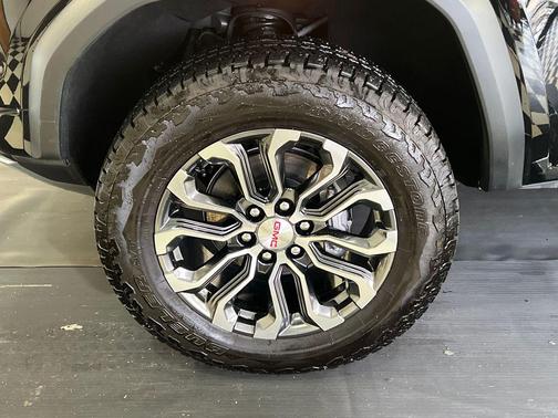 Onyx Black 2025 GMC Canyon Denali