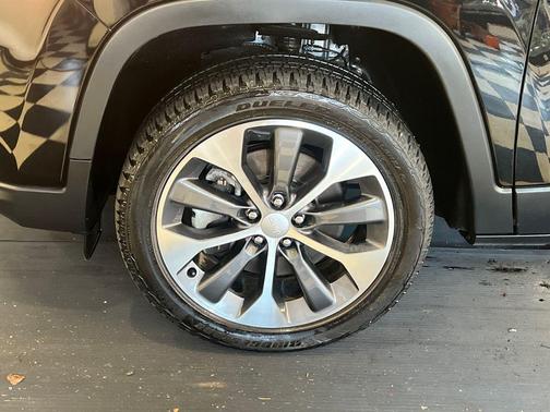 Diamond Black Crystal Pearlcoat 2022 Jeep Cherokee Limited