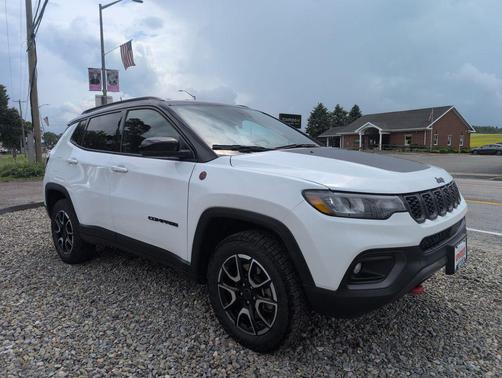 Bright White Clearcoat 2025 Jeep Compass Trailhawk