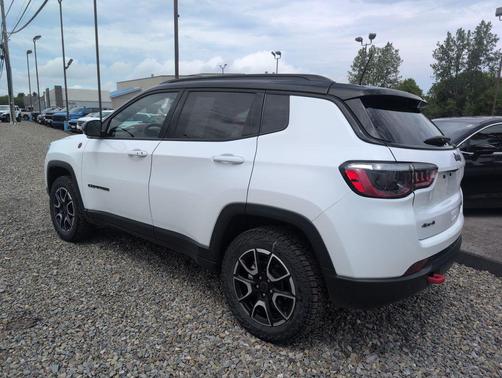 Bright White Clearcoat 2025 Jeep Compass Trailhawk