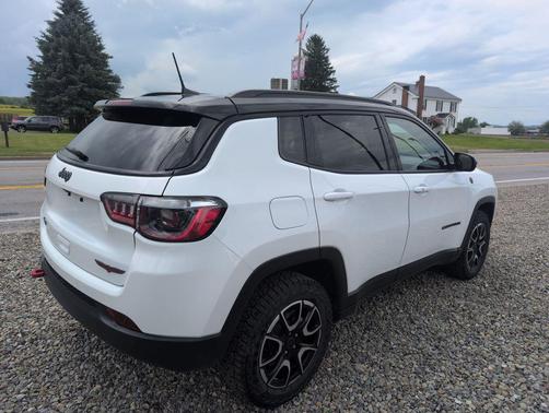 Bright White Clearcoat 2025 Jeep Compass Trailhawk