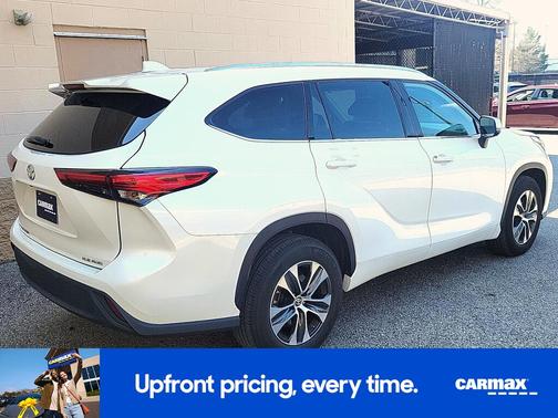 White 2021 Toyota Highlander XLE