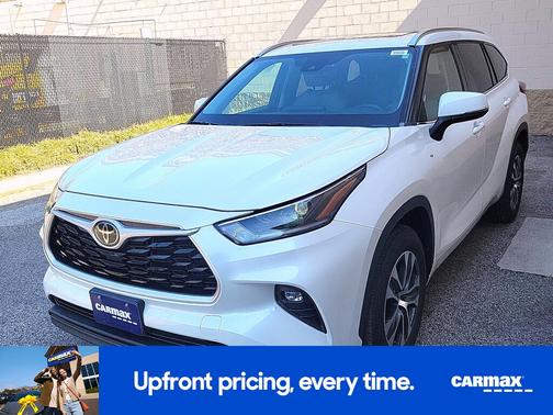 White 2021 Toyota Highlander XLE
