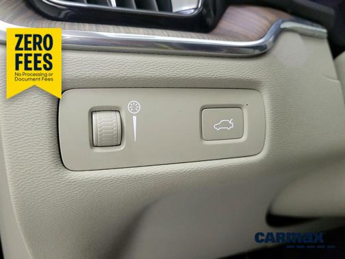 White 2022 Volvo XC60 B5 Momentum