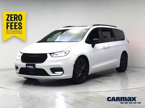White 2025 Chrysler Pacifica Limited