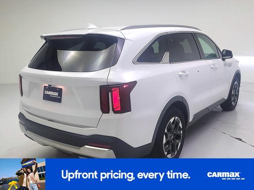 White 2024 Kia Sorento S