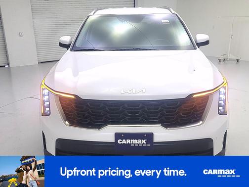 White 2024 Kia Sorento S