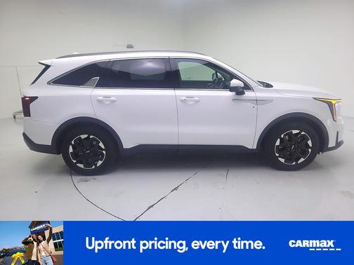 White 2024 Kia Sorento S