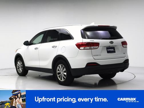 White 2017 Kia Sorento LX