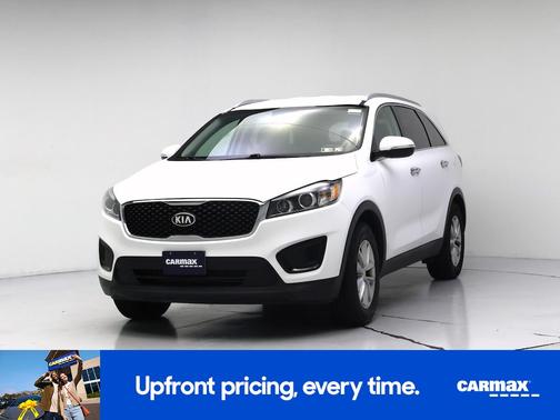 White 2017 Kia Sorento LX