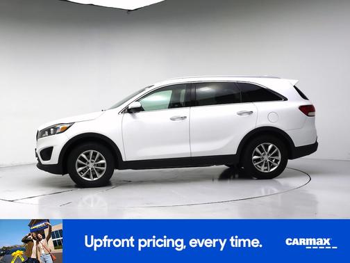 White 2017 Kia Sorento LX