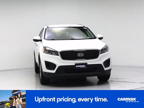 White 2017 Kia Sorento LX