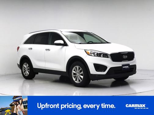 White 2017 Kia Sorento LX