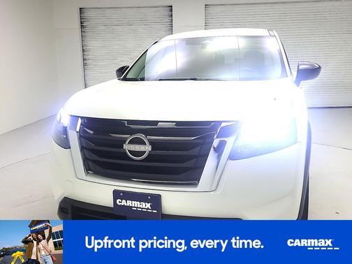 White 2024 Nissan Pathfinder S