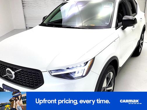 White 2023 Volvo XC40 B4 Plus Dark Theme