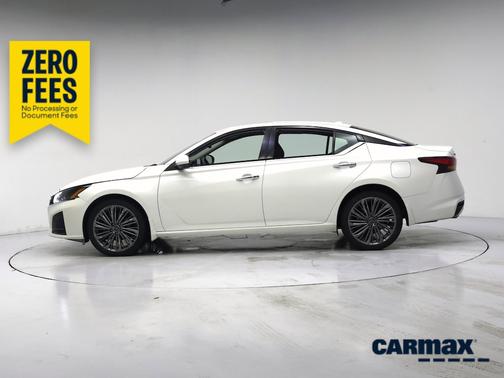 White 2023 Nissan Altima SL