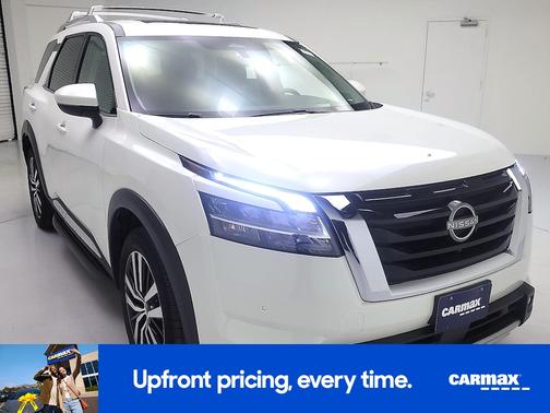 White 2023 Nissan Pathfinder Platinum