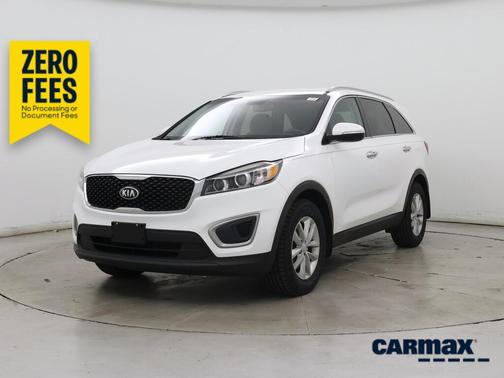 White 2018 Kia Sorento LX
