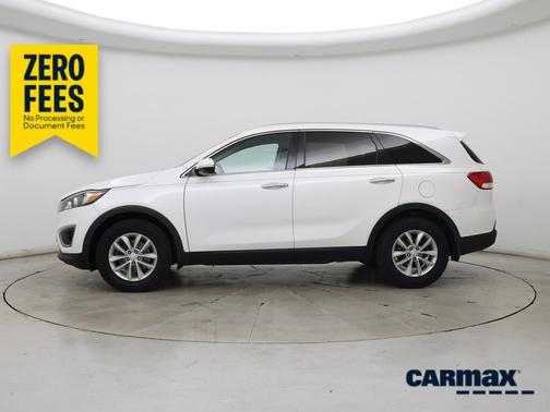 White 2018 Kia Sorento LX
