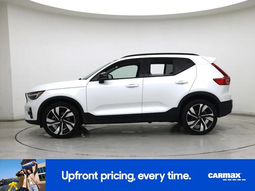 2023 Volvo XC40 B5 Plus Dark Theme