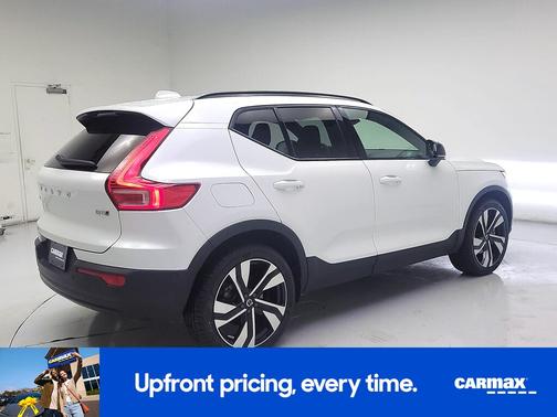 2024 Volvo XC40 B5 Ultimate Dark Theme