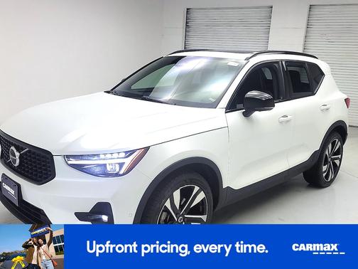 2024 Volvo XC40 B5 Ultimate Dark Theme