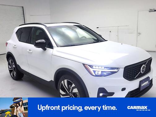 2024 Volvo XC40 B5 Ultimate Dark Theme