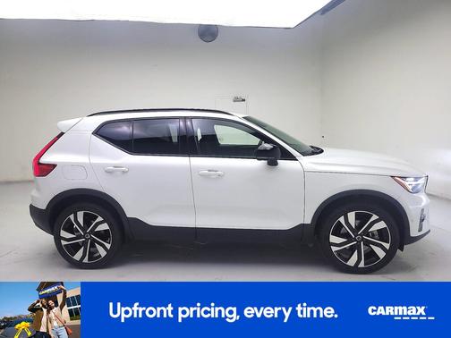 2024 Volvo XC40 B5 Ultimate Dark Theme