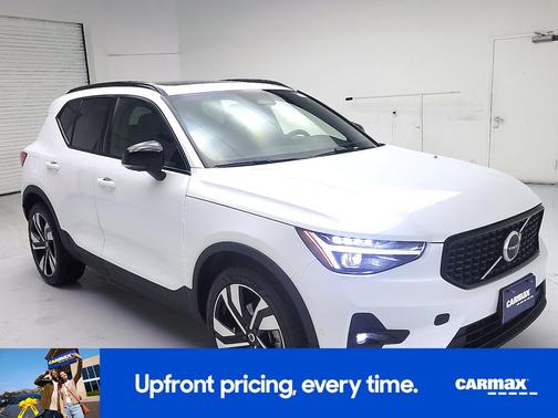 2024 Volvo XC40 B5 Ultimate Dark Theme