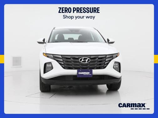 White 2024 Hyundai TUCSON SE