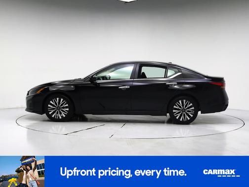 Black 2023 Nissan Altima SV