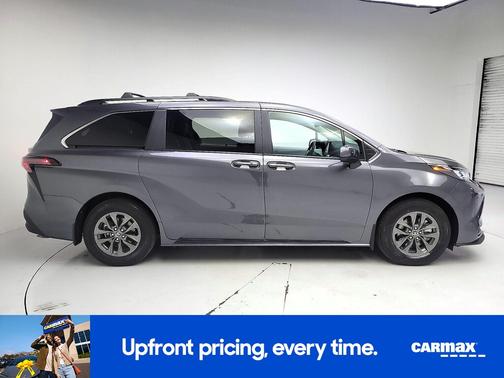 2025 Toyota Sienna LE