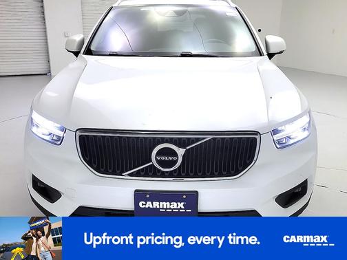 White 2021 Volvo XC40 T5 Momentum