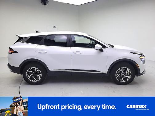 White 2025 Kia Sportage LX