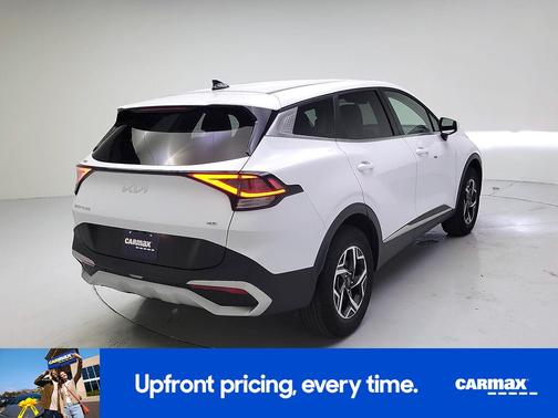 White 2025 Kia Sportage LX