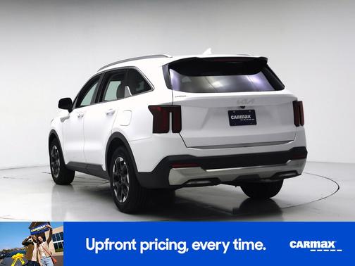 White 2024 Kia Sorento S